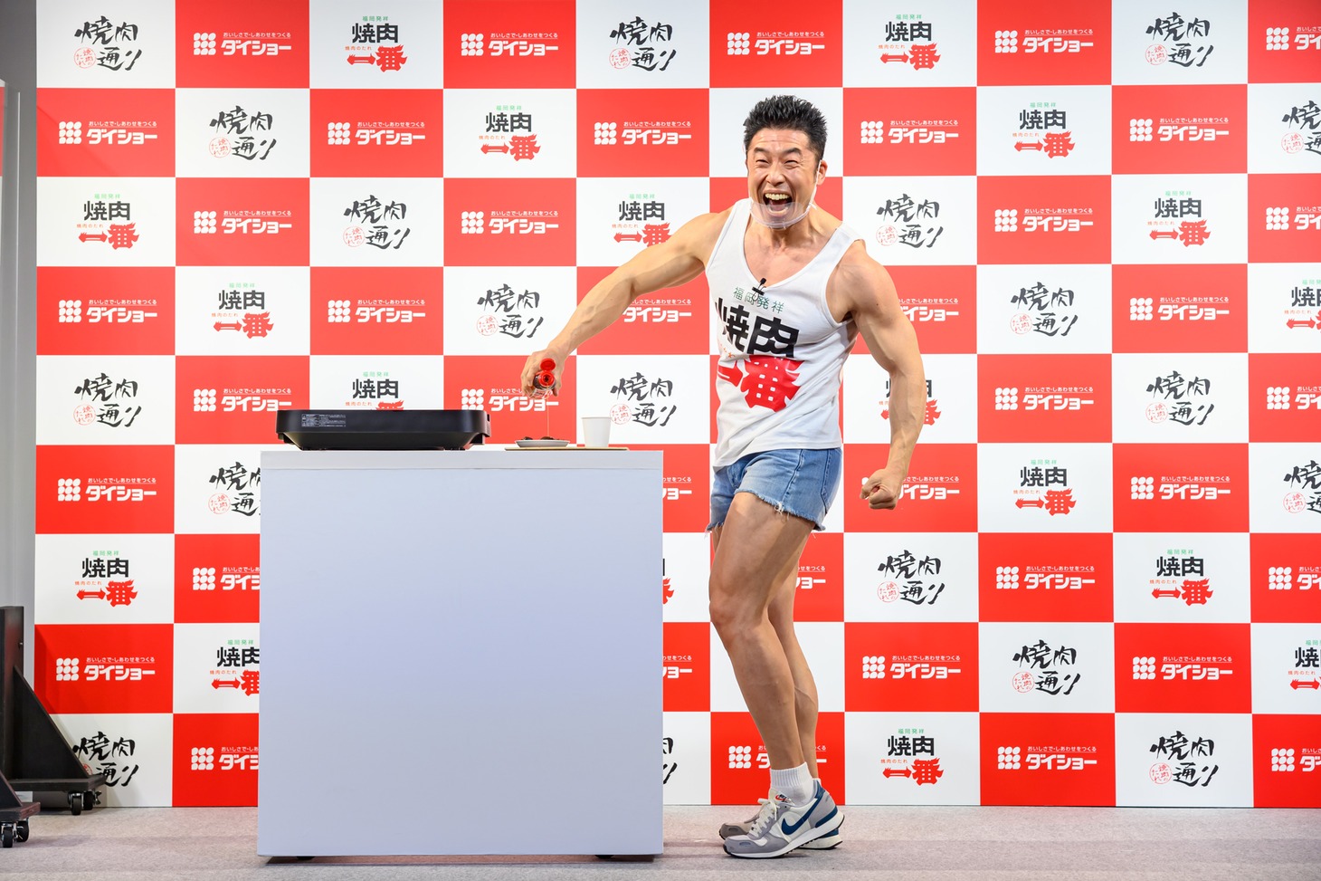 「やー！」と焼肉一番を肉にかけるなかやまきんに君。