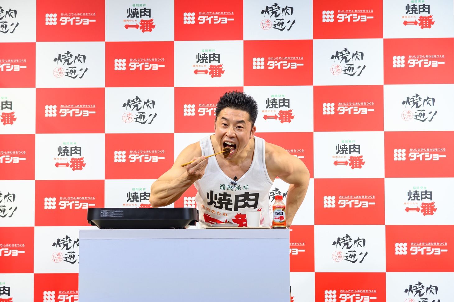 焼肉を味わうなかやまきんに君。
