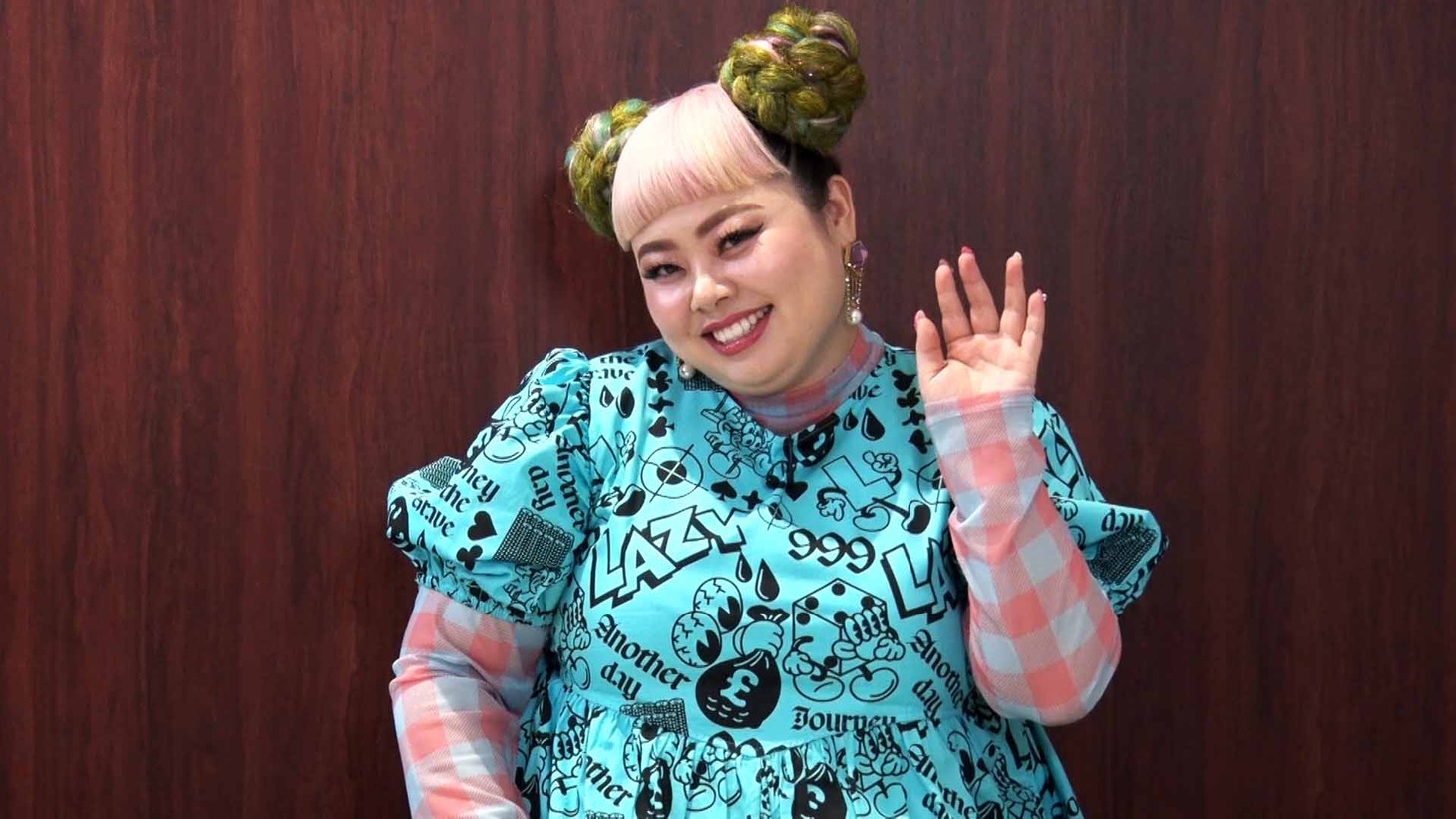 出題する渡辺直美。