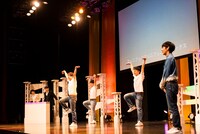 デトックス体操を披露するトンツカタンお抹茶。