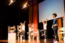 デトックス体操を披露するトンツカタンお抹茶。