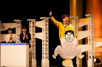 「おならで空飛ぶナンチャン」を披露するランジャタイ国崎。