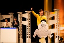 「おならで空飛ぶナンチャン」を披露するランジャタイ国崎。