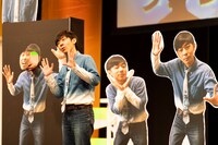 パネルと同じポーズを取ってみせるトンツカタン森本。