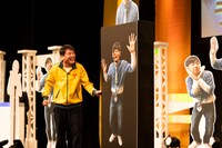 森本の顔抜きパネルに顔をはめるトンツカタン森本。