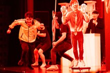 強制退場させるさすまたから逃げるランジャタイ国崎。