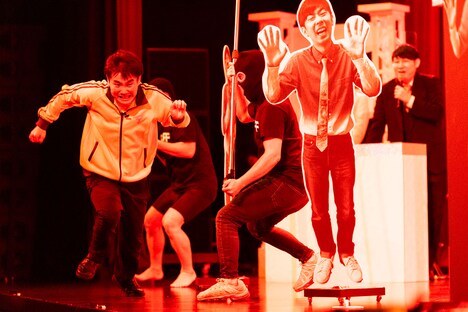 強制退場させるさすまたから逃げるランジャタイ国崎。