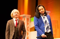 三四郎・相田（左）と三四郎・小宮の衣装を着用したR-指定。