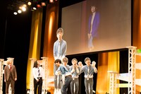 R-指定に衣装を取られてしまい、パンツ一丁でステージに出られなくなった三四郎・小宮。ジャケットだけ返してもらった。