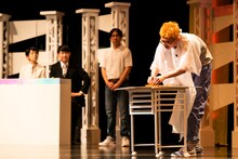 切った髪の毛を使って図工に挑戦するトンツカタン櫻田。