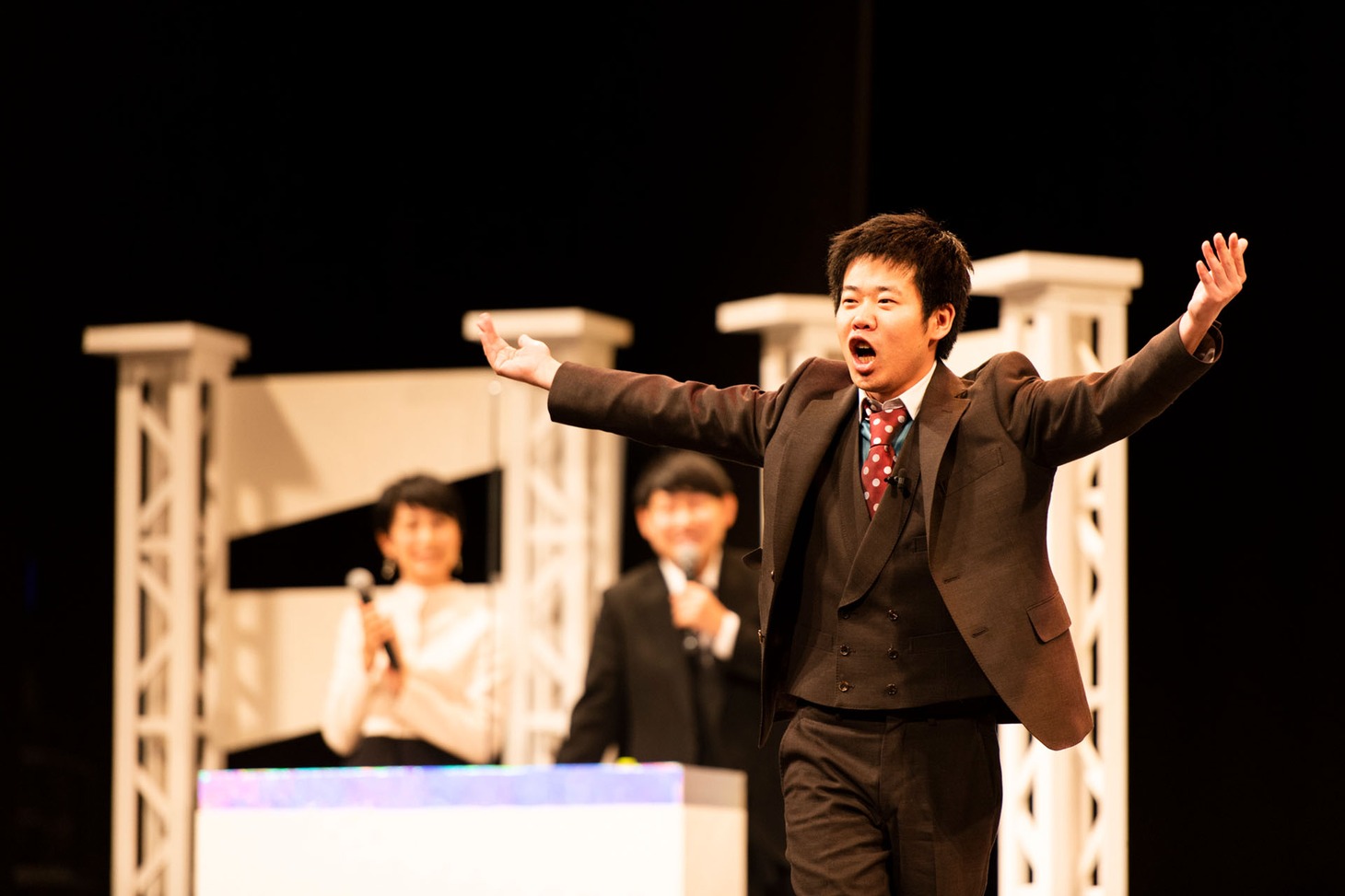 会場を煽る岡田康太。