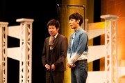 森本と即興漫才を繰り広げる岡田康太（左）。