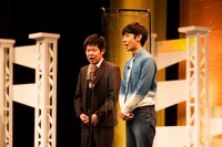森本と即興漫才を繰り広げる岡田康太（左）。