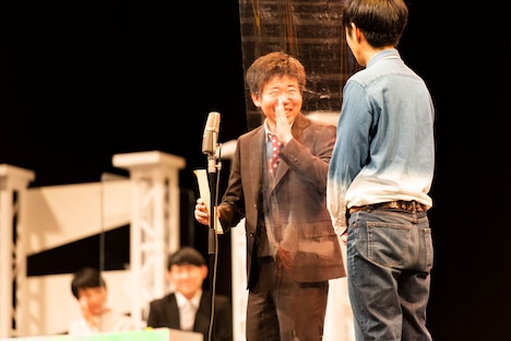 トンツカタン森本と即興漫才を繰り広げる岡田康太。