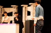 ハナコ菊田のものと思われるメガネを触る森本。