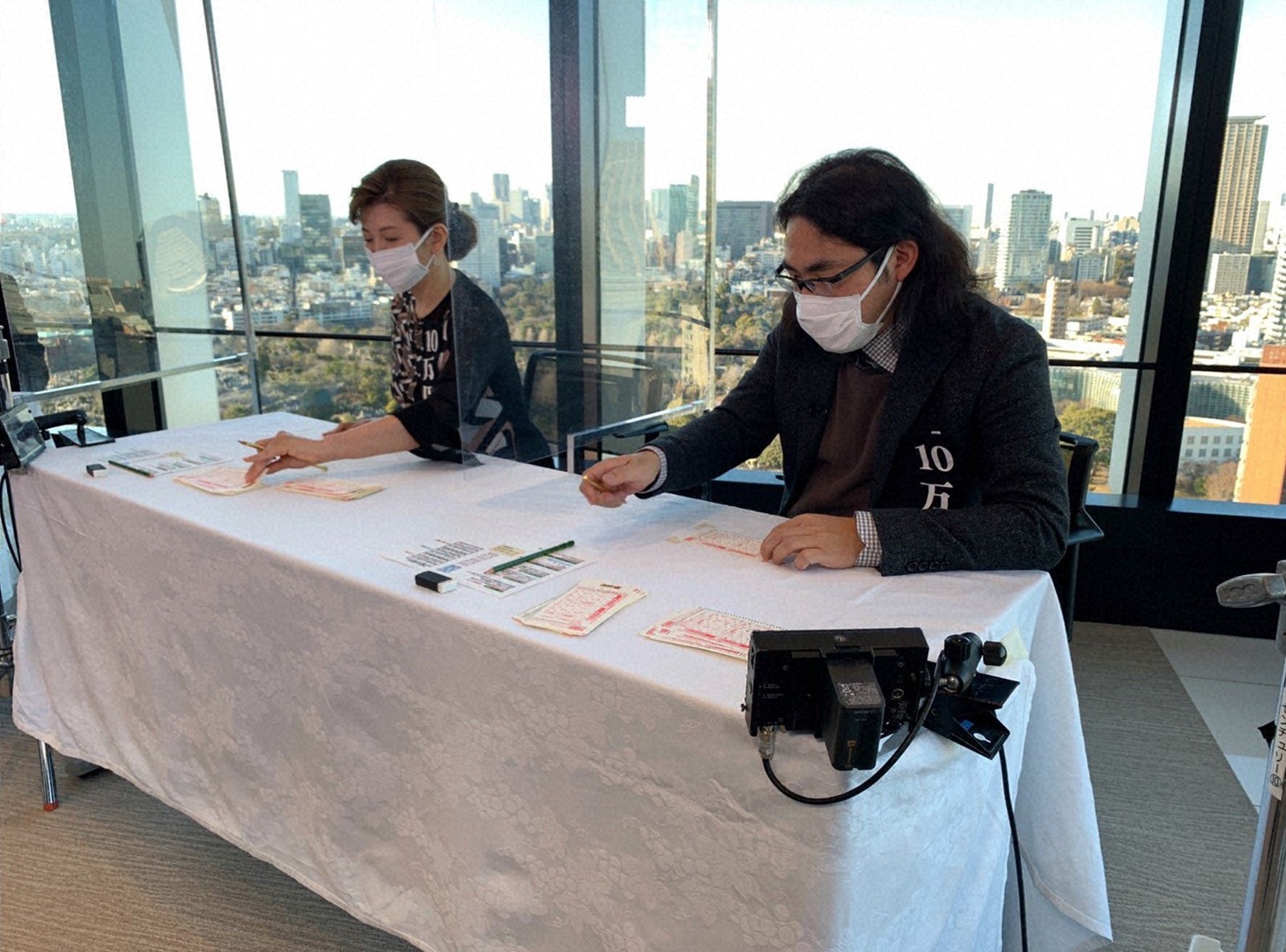 ロッチ中岡と南野陽子（左）。(c)テレビ朝日
