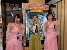 阿佐ヶ谷姉妹と小芝風花（中央）。(c)テレビ朝日