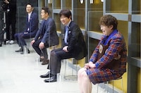 左からアンガールズ田中、スピードワゴン井戸田、内村光良、ハリセンボン春菜。