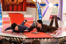 1本目の漫才を披露する隣人。