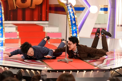 1本目の漫才を披露する隣人。