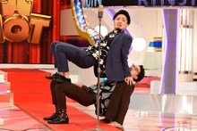 2本目の漫才を披露する隣人。