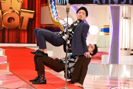 2本目の漫才を披露する隣人。