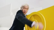 松本人志が出演するソフトバンクのCM「大仕掛け」編より。