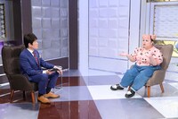 林修（左）と対談する渡辺直美（右）。