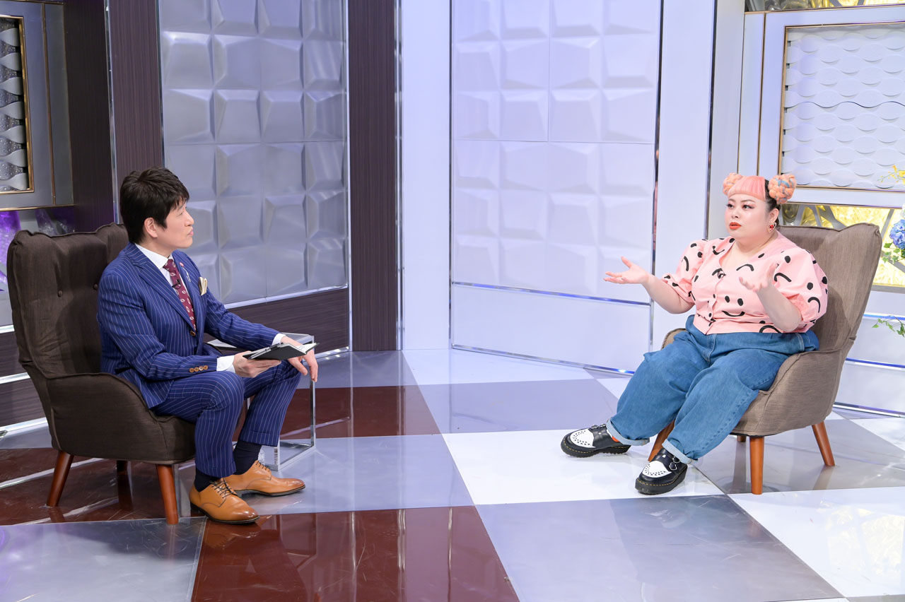 林修（左）と対談する渡辺直美（右）。