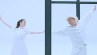 JTのキャンペーン動画「スーシャルミュージカル♪」編より、ダンスする今田美桜（左）と千鳥・大悟（右）。