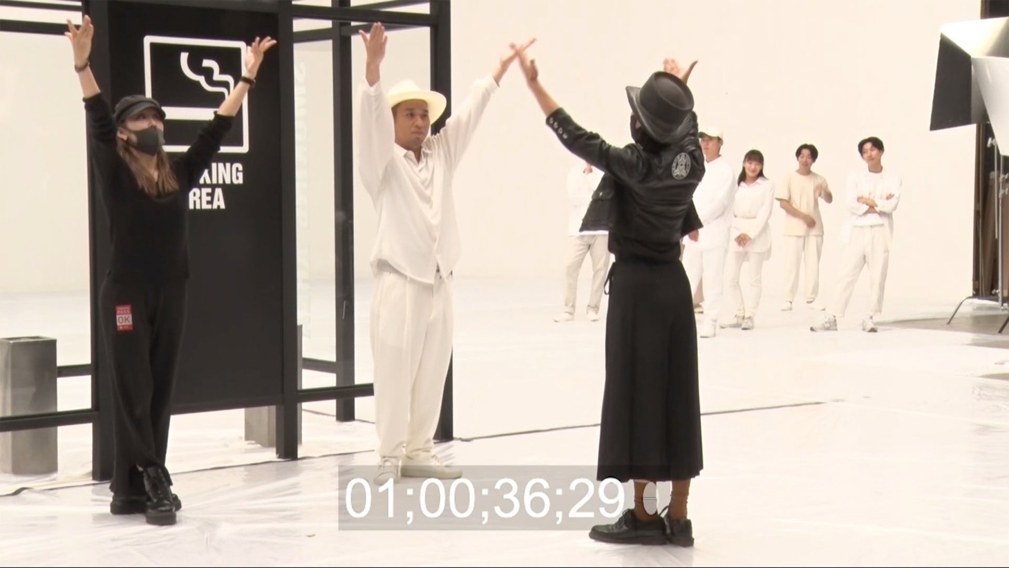ダンス指導を受ける千鳥・大悟。