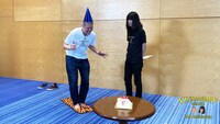 足ツボマットの先にある誕生日ケーキを取りに行く金属バット・小林。