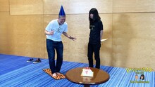 足ツボマットの先にある誕生日ケーキを取りに行く金属バット・小林。