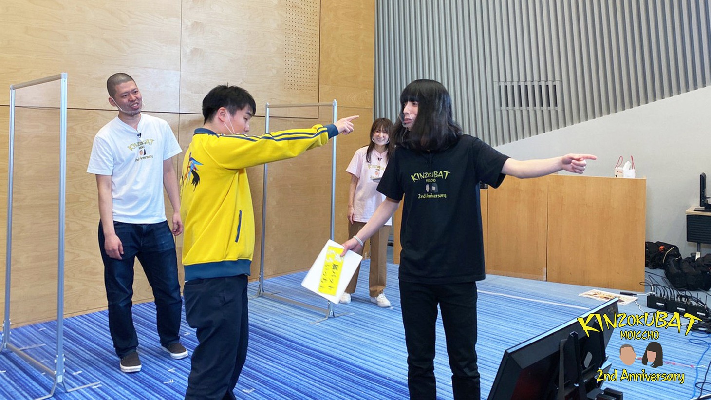 カメラを見つけることができないランジャタイ国崎（手前左）にツッコミを入れる金属バット友保（手前右）。