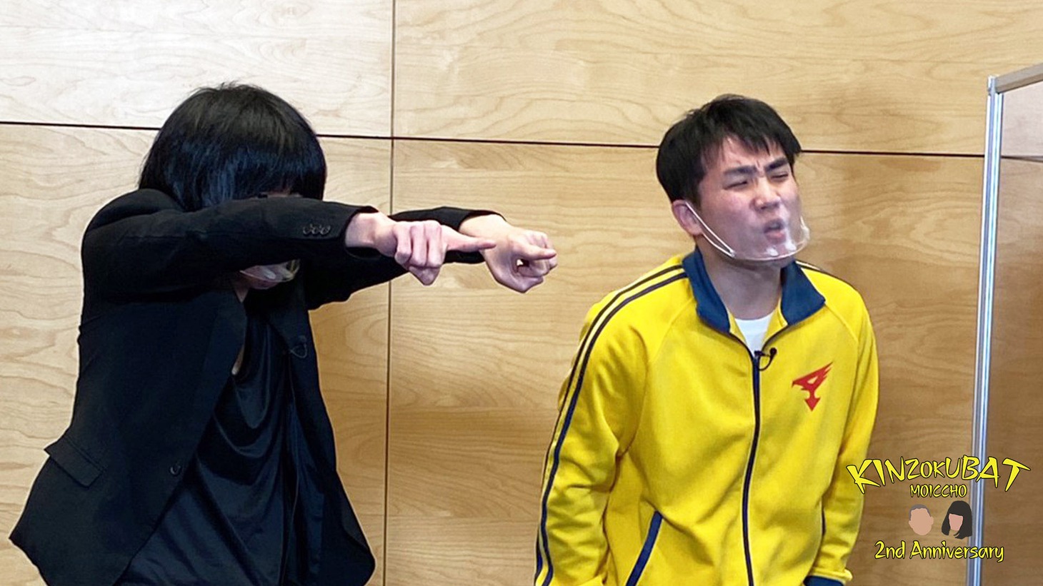 意気込みを聞かれるも、なかなかカメラを見つけられないランジャタイ国崎（右）と、「魔封波」や「どどん波」を出すことに必死なランジャタイ伊藤（左）。