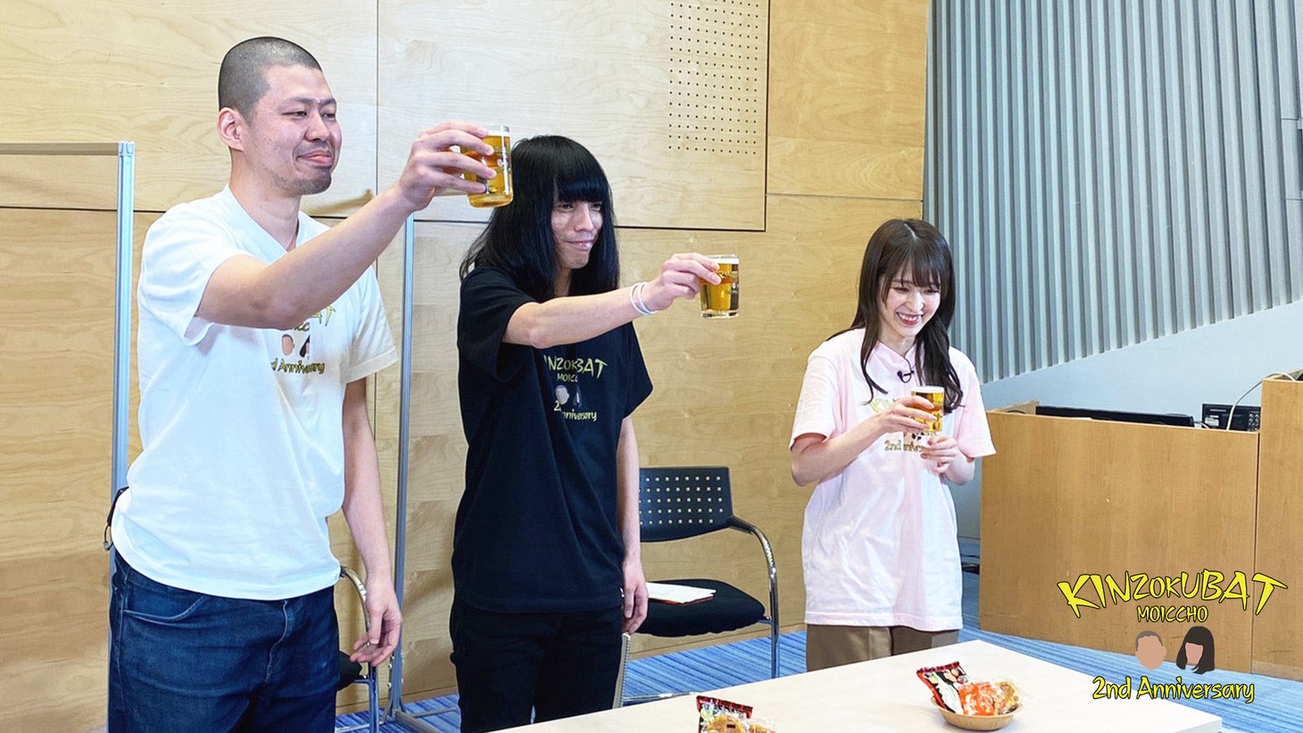 金属バット・小林（左）の「乾杯おっぱい乳輪」という合図でフェスがスタート。