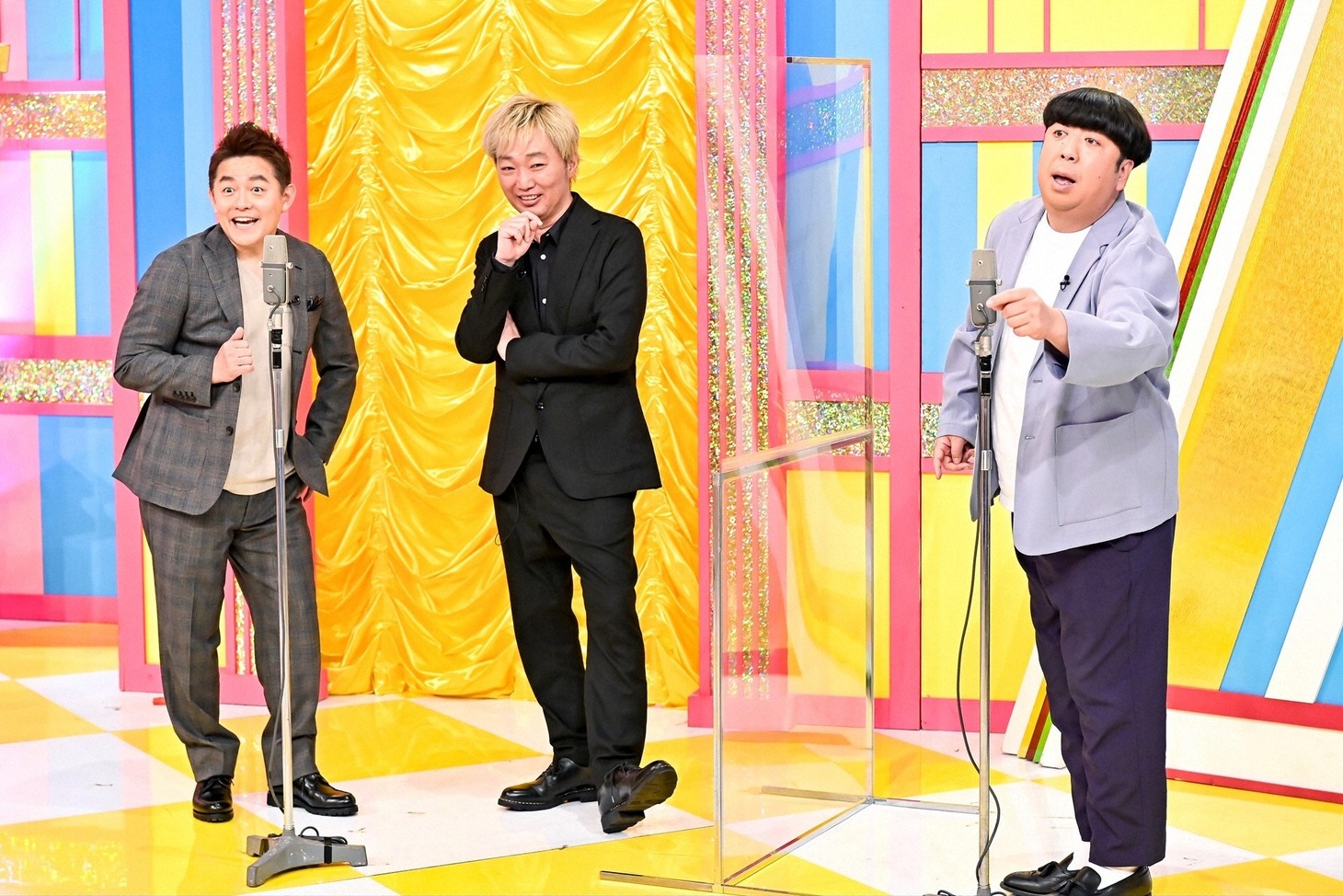 「バナナサンド」で即興トリオ漫才を披露する（左から）スピードワゴンとバナナマン日村。(c)TBS