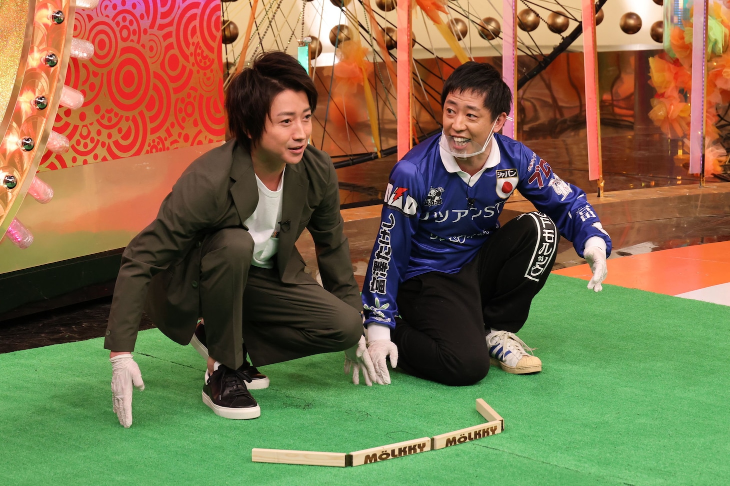 モルックに挑む藤原竜也（左）と、さらば青春の光・森田。(c)関西テレビ