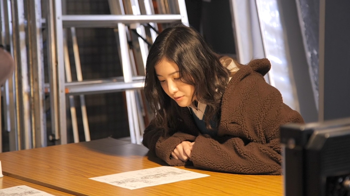 吉高由里子の撮影中の様子。