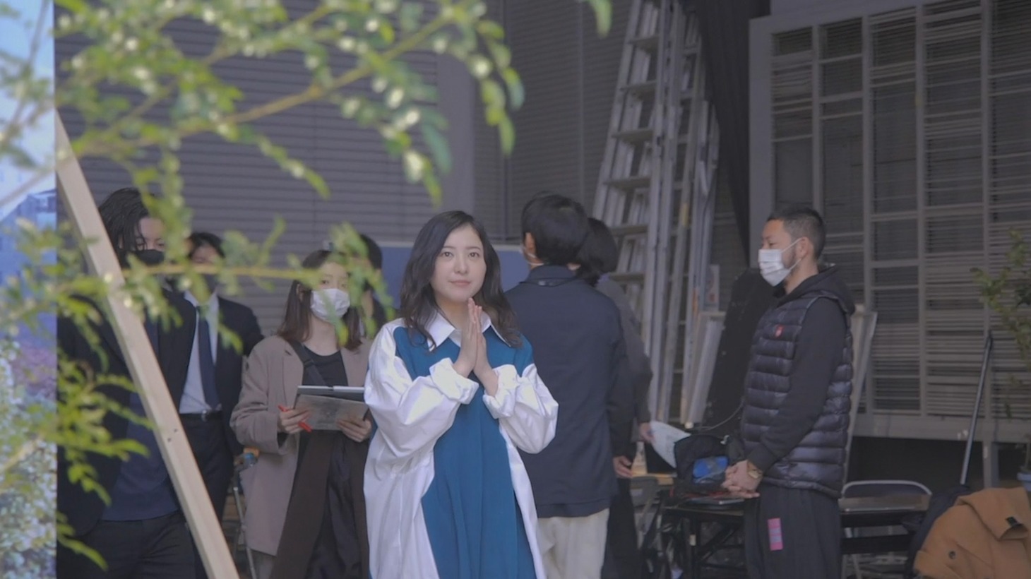 吉高由里子の撮影中の様子。