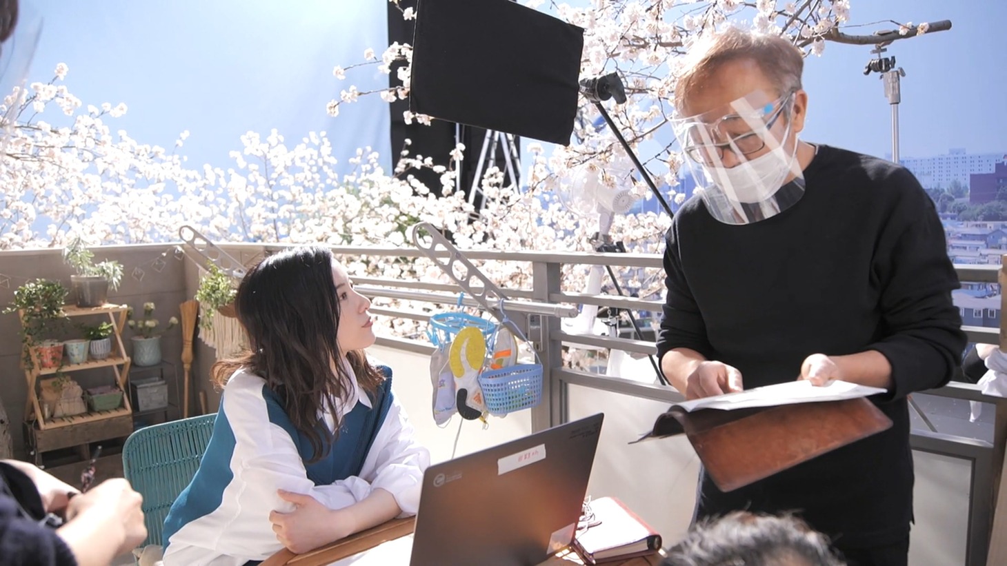 吉高由里子の撮影中の様子。
