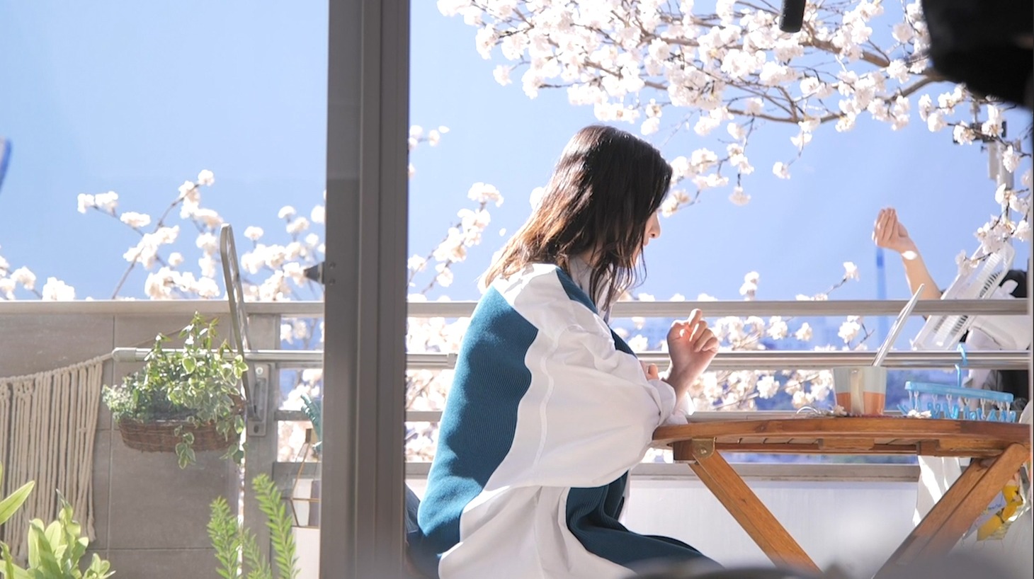 吉高由里子の撮影中の様子。