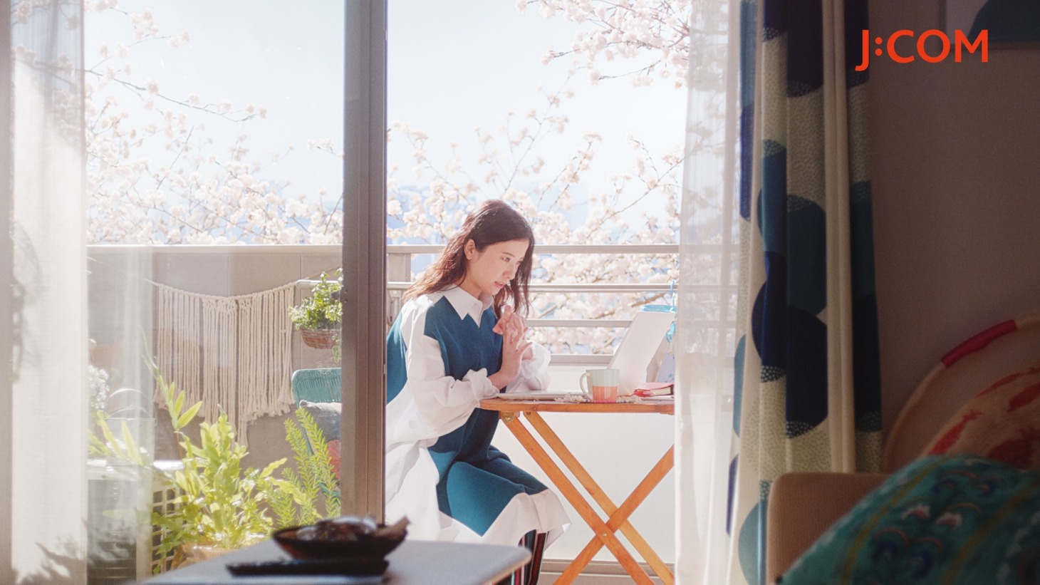 テレビCM「リモート会議」編より。