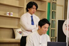 マヂカルラブリー野田クリスタルと、野田ゲーをプレイするかまいたち濱家（手前）。