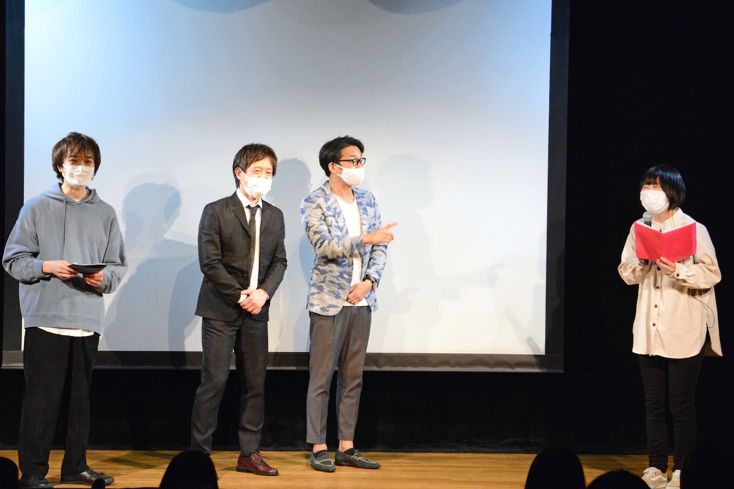 劇場の新名称を発表する児島気奈代表（右）と、それを見守る（左から）ザ・ギース高佐、エルシャラカーニ清和、ハマカーン神田。