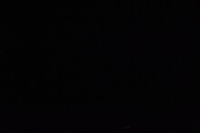 暗闇でコントを披露するザ・ギース。