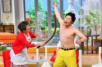 長い棒を使った乳首ドリルを披露するすっちーと吉田裕。
