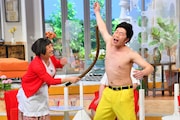 長い棒を使った乳首ドリルを披露するすっちーと吉田裕。