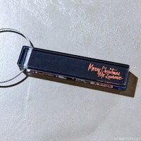 「戦場のメリークリスマス ルームキー型アクリルキーホルダー」（税込880円）
