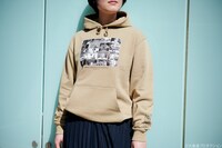 「戦場のメリークリスマス フーディ」（カーキ / 税込7150円）